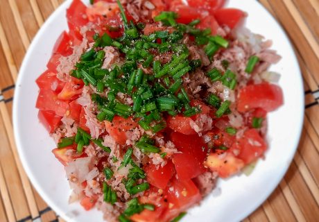 Niskokaloryczna sałatka z tuńczykiem i pomidorem